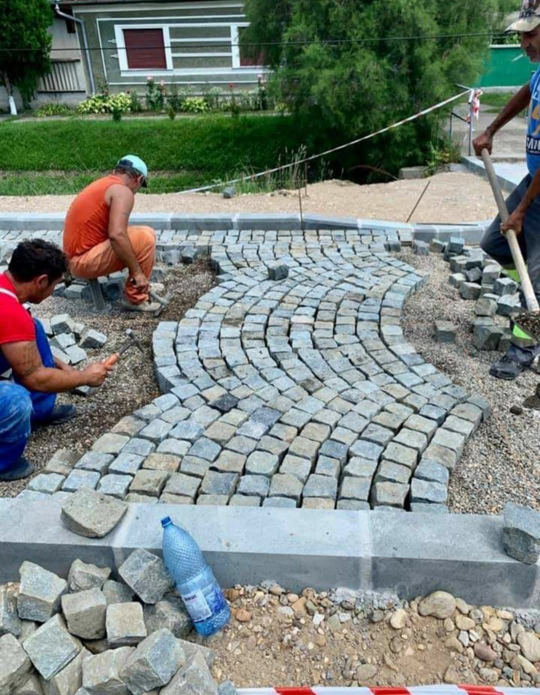 Alee dreaptă din piatră cubică