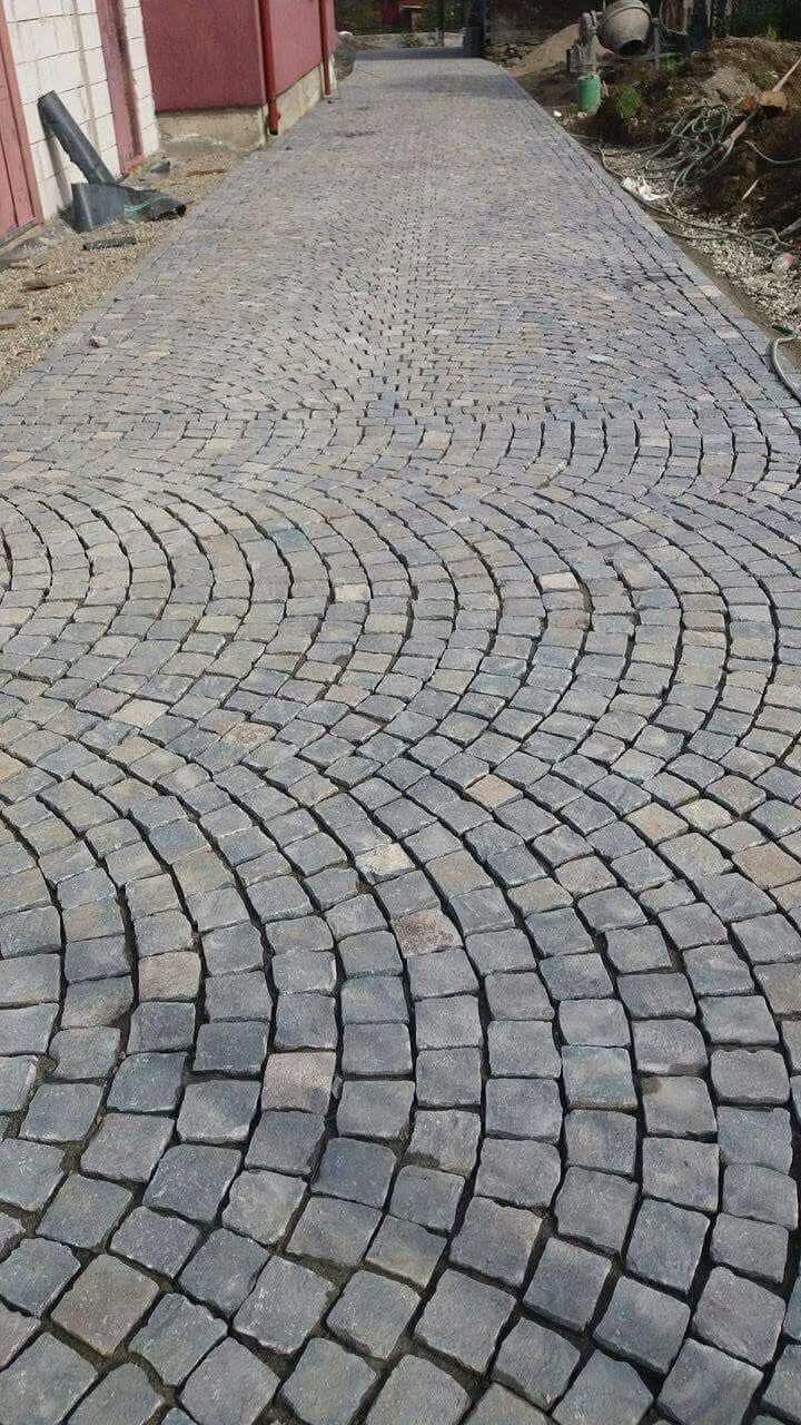 Alee lungă din piatră cubică