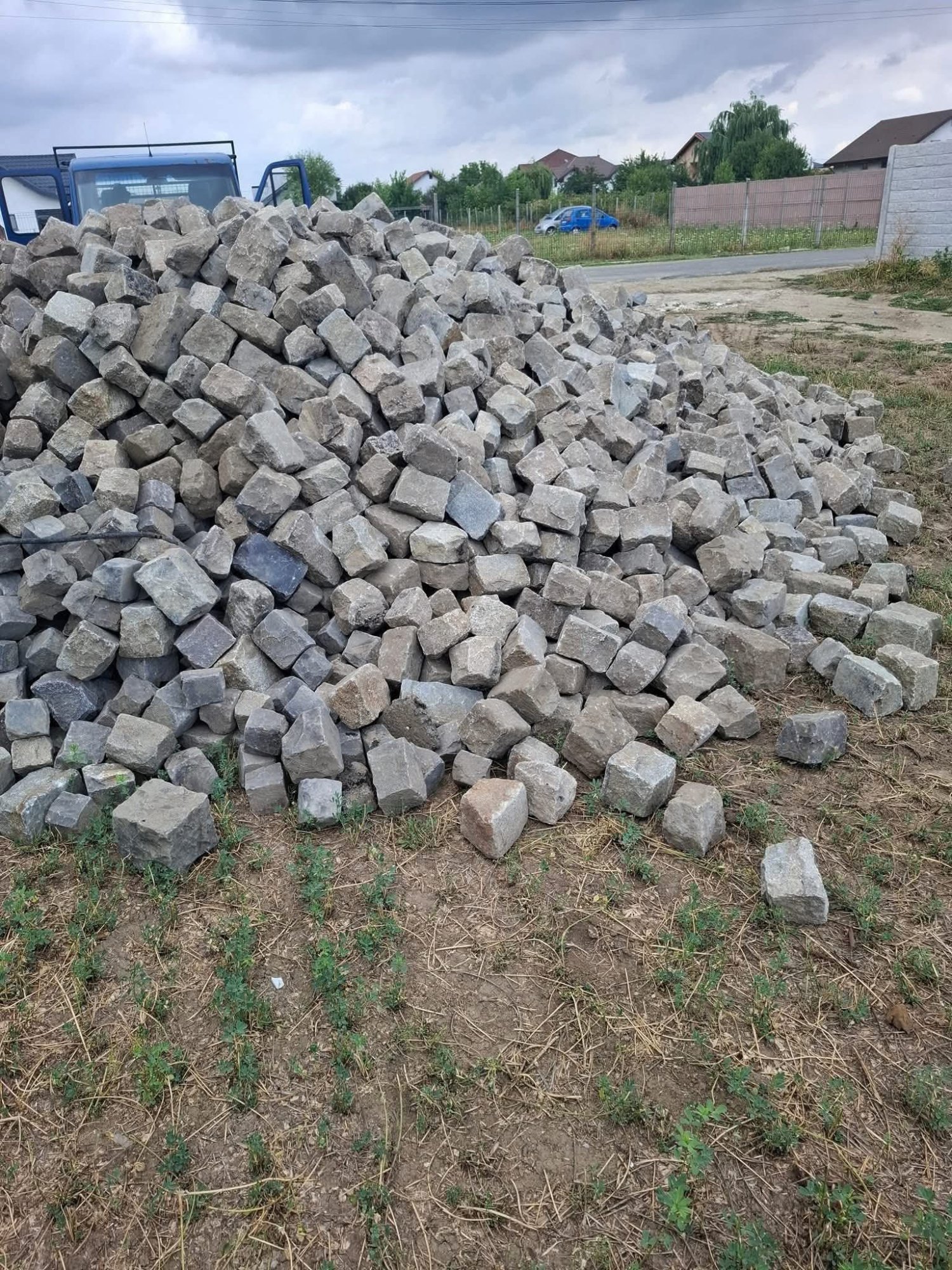 Stoc piatră cubică în depozit