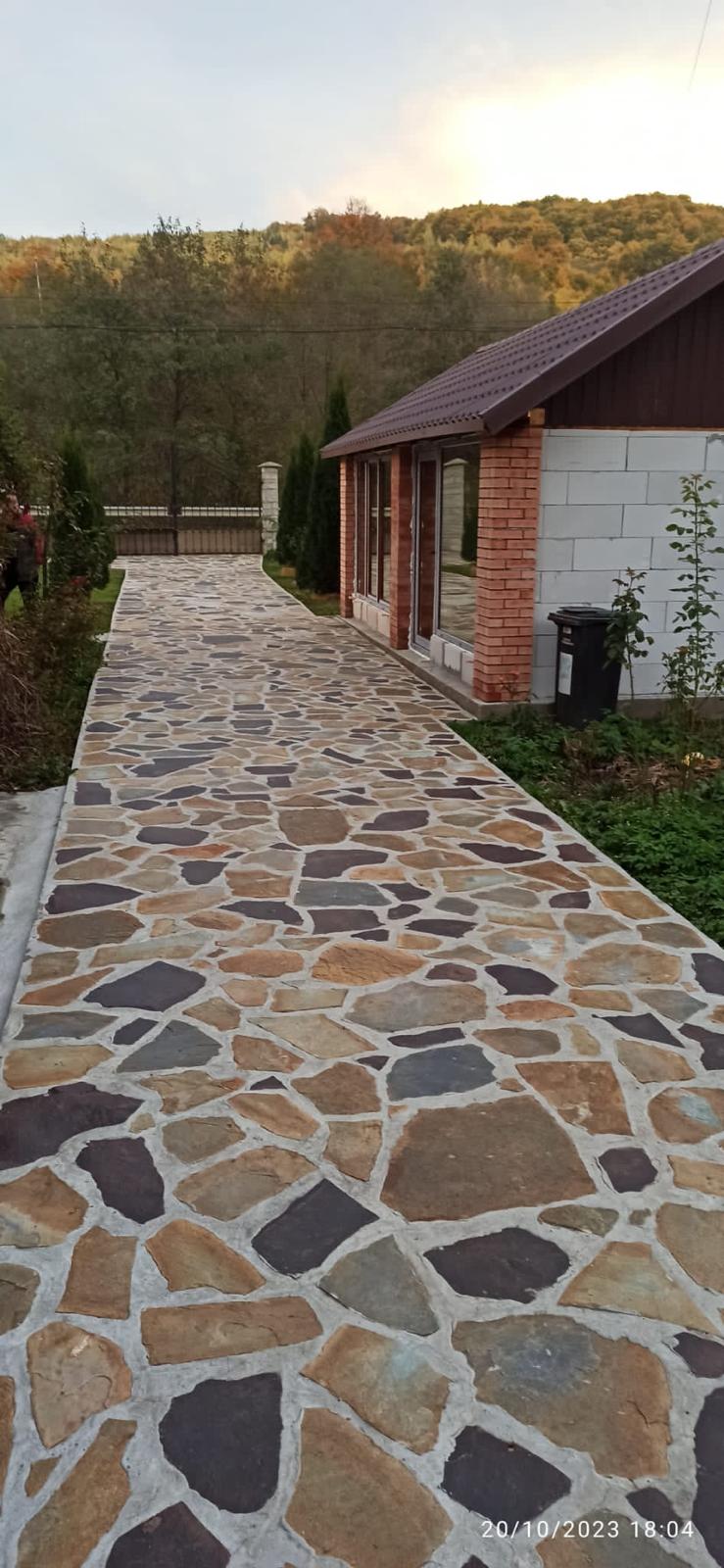 Alee panoramică pe deal