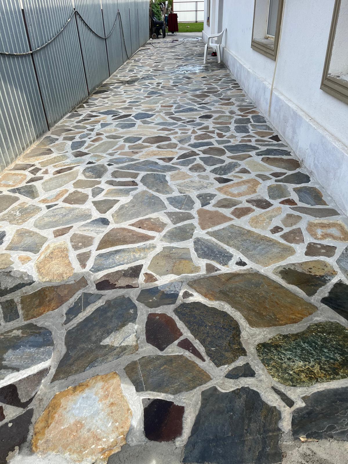 Alee laterală placată cu piatră