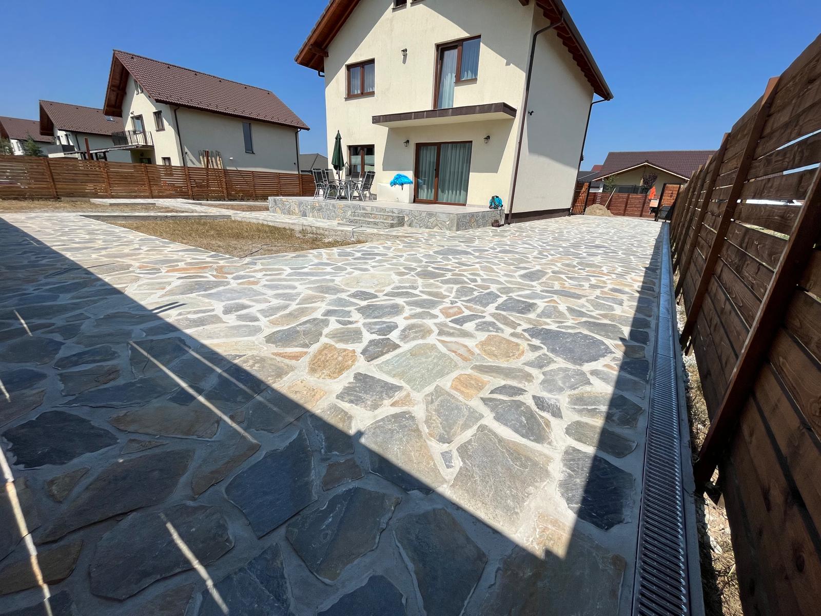 Curte placată cu piatră naturală