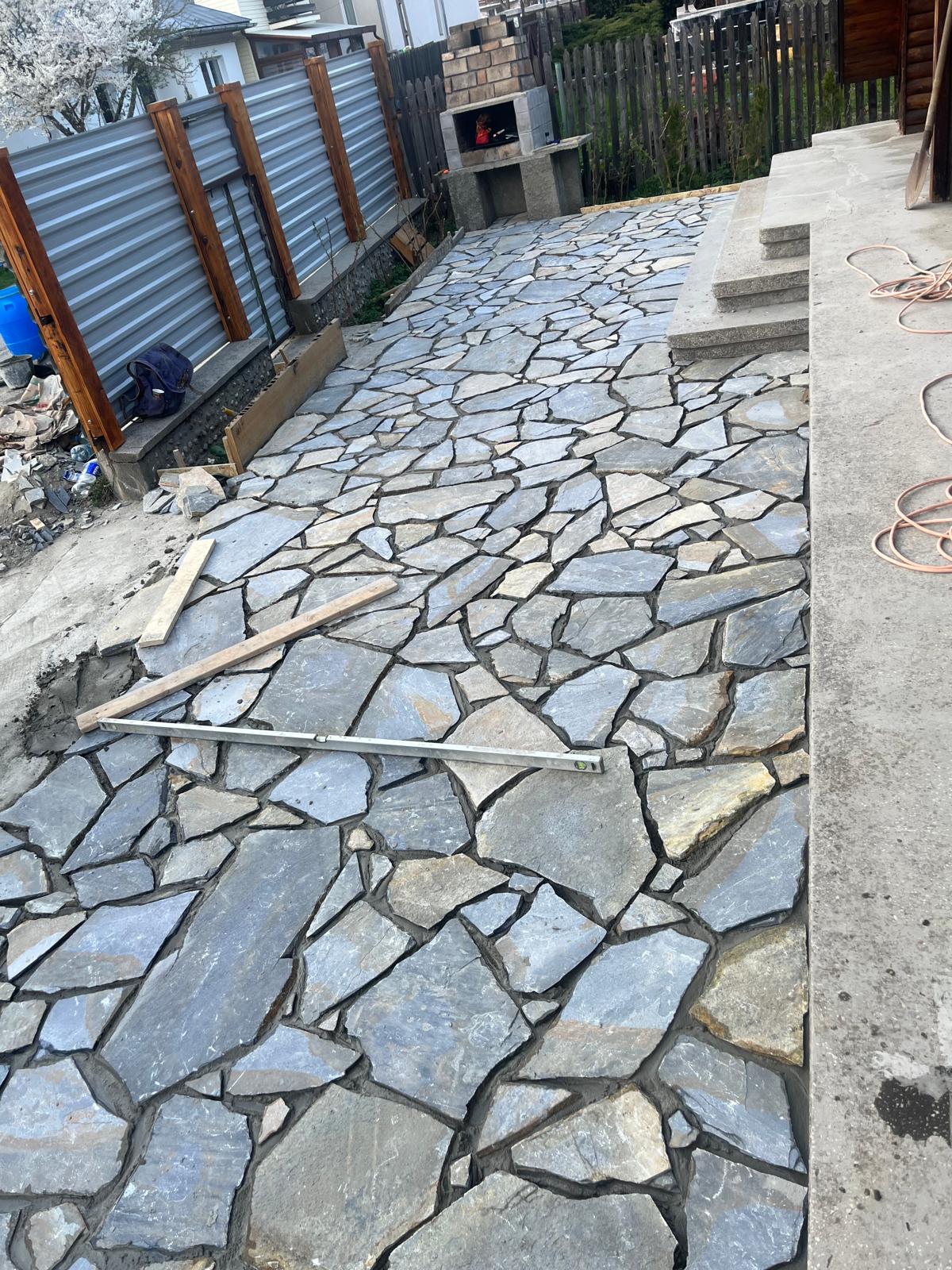 Curte cu zona de grătar