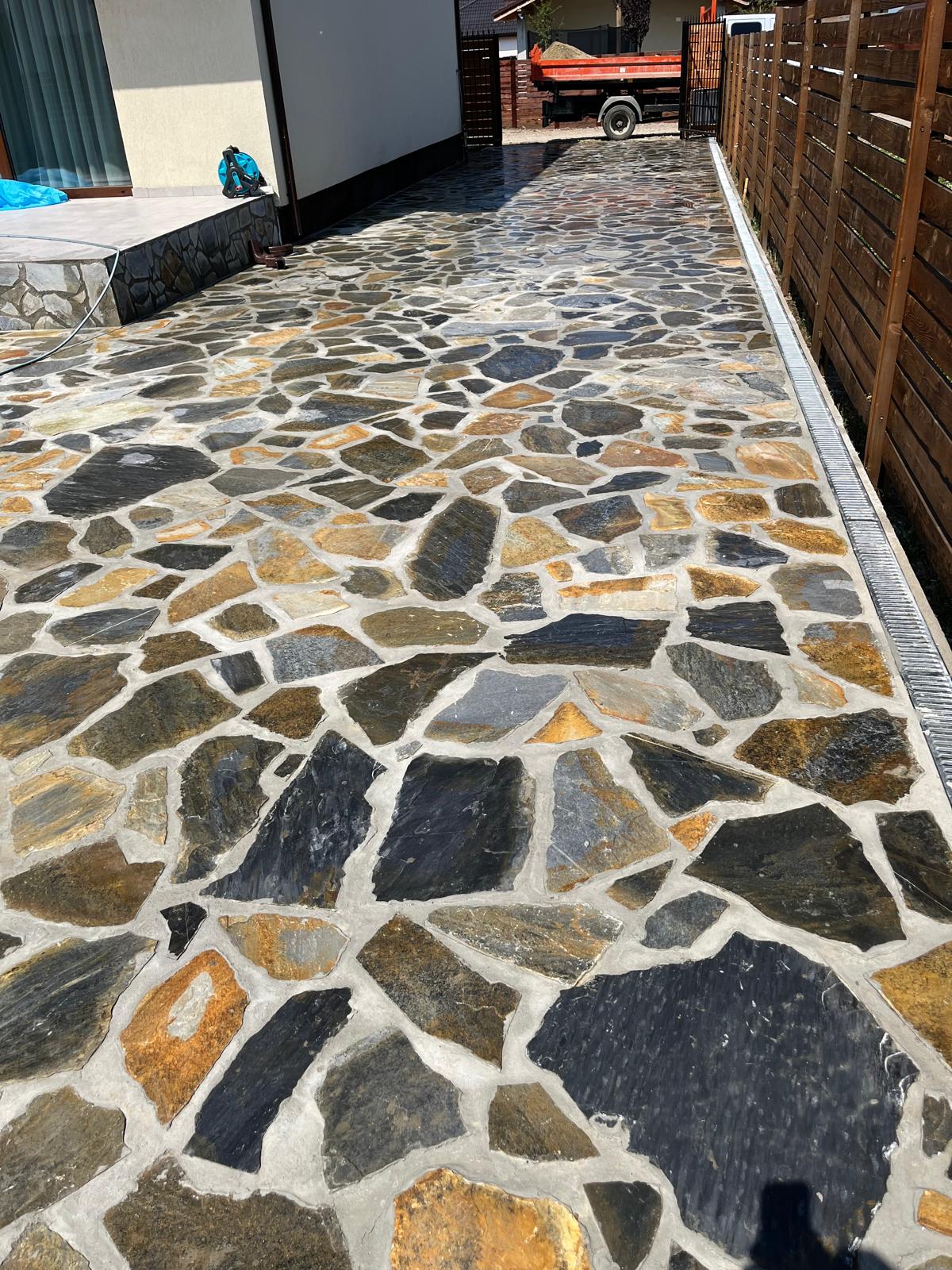 Curte laterală amenajată complet