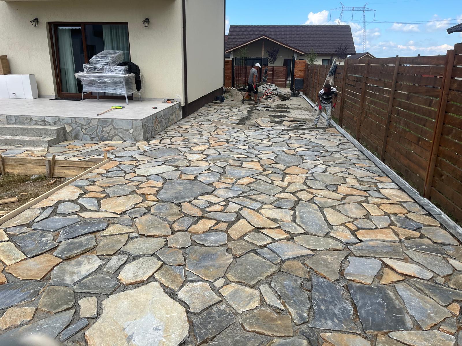 Curte în lucru — etapa de montaj