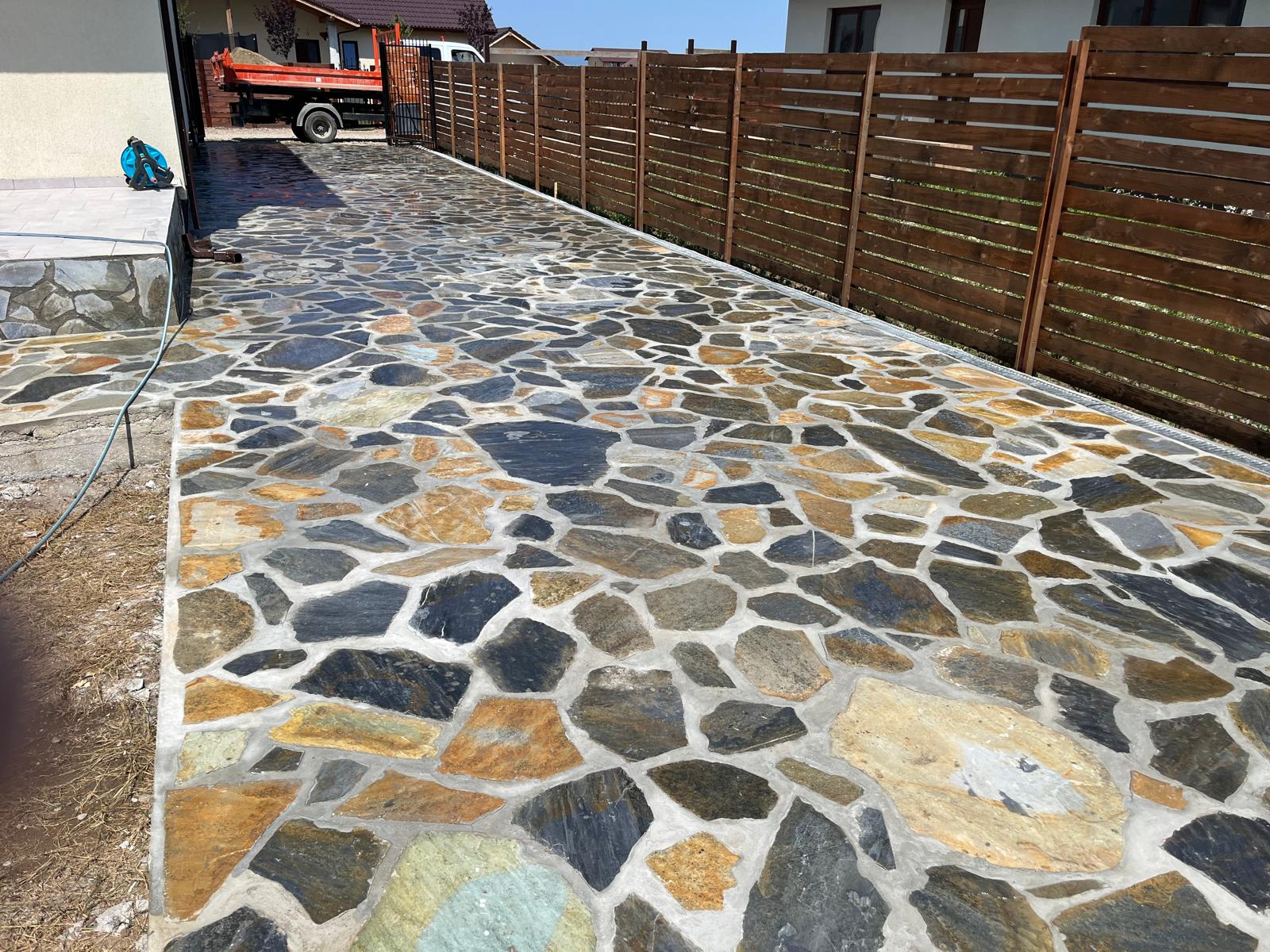 Curte lungă placată complet