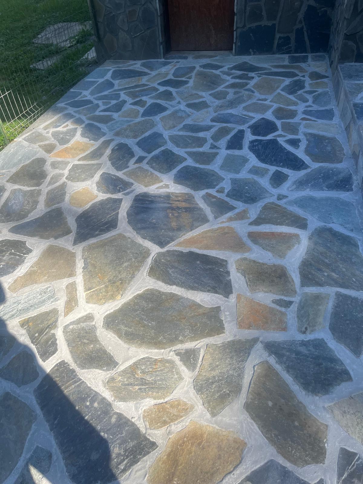 Intrare placată cu piatră naturală