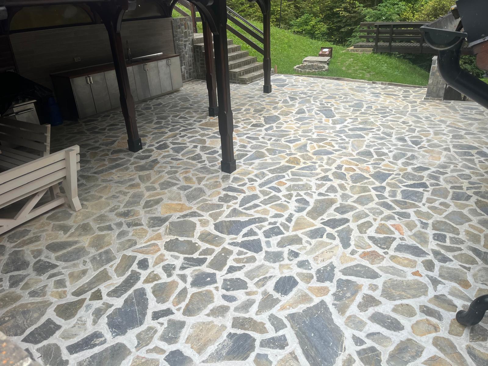 Terasă cu foișor din piatră