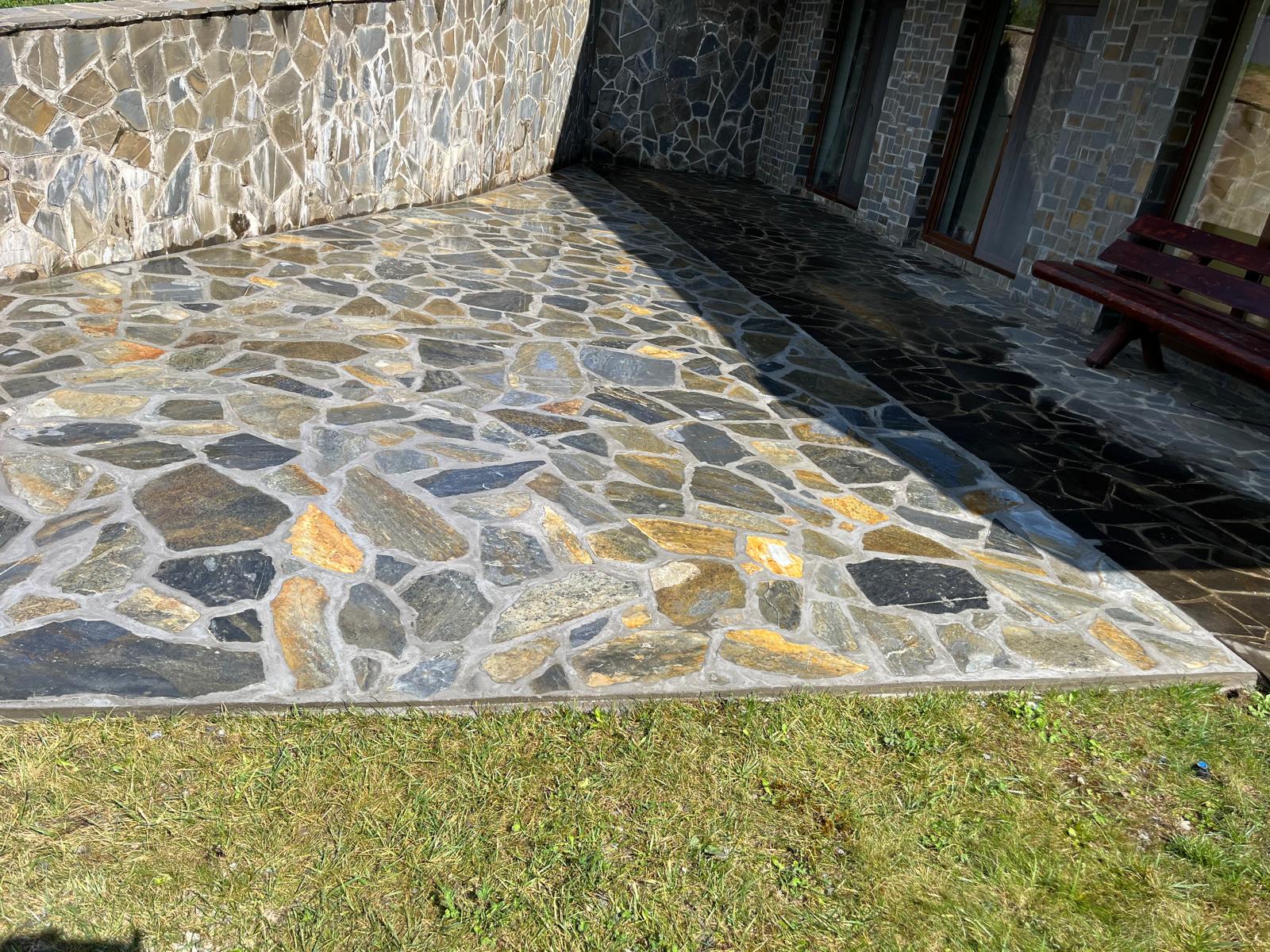 Terasă cu zid decorativ