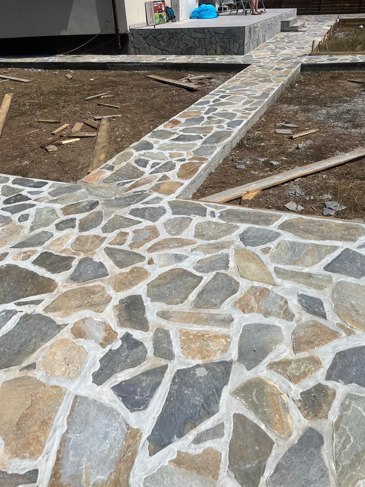 Zid de sprijin cu alee din piatră