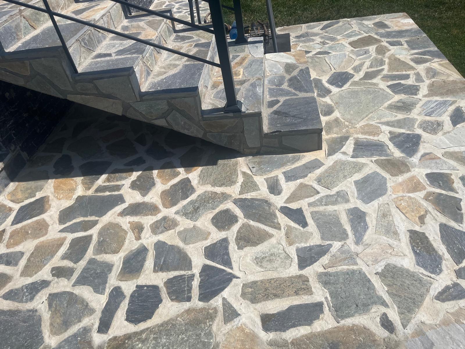 Scări exterioare placate cu piatră